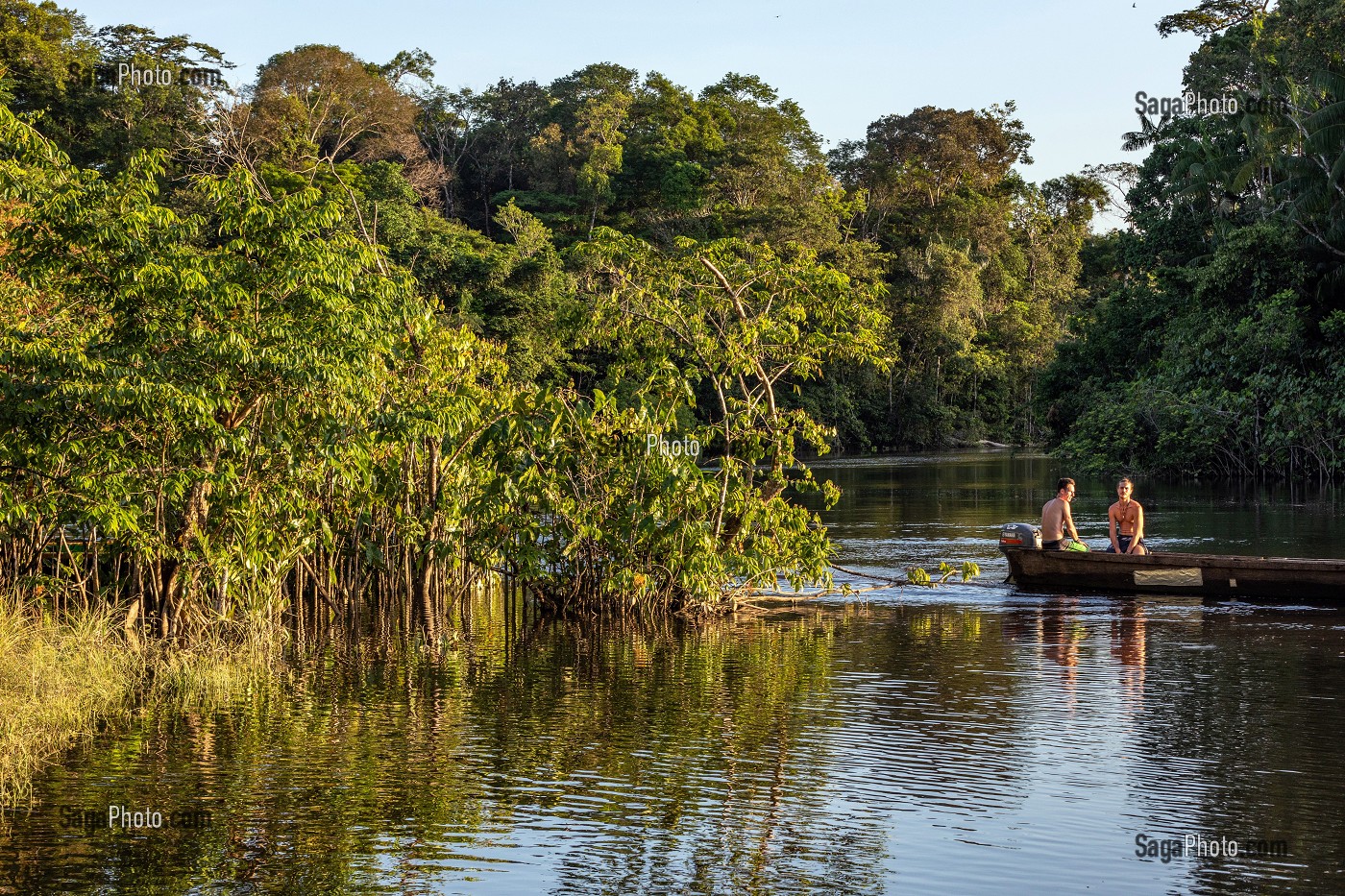 NAVIGATION EN PIROGUE, WAPA LODGE AU COEUR DE LA FORET AMAZONIENNE SUR LA RIVIERE KOUROU, GUYANE FRANCAISE, DEPARTEMENT-REGION D'OUTRE-MER, AMERIQUE DU SUD, FRANCE 