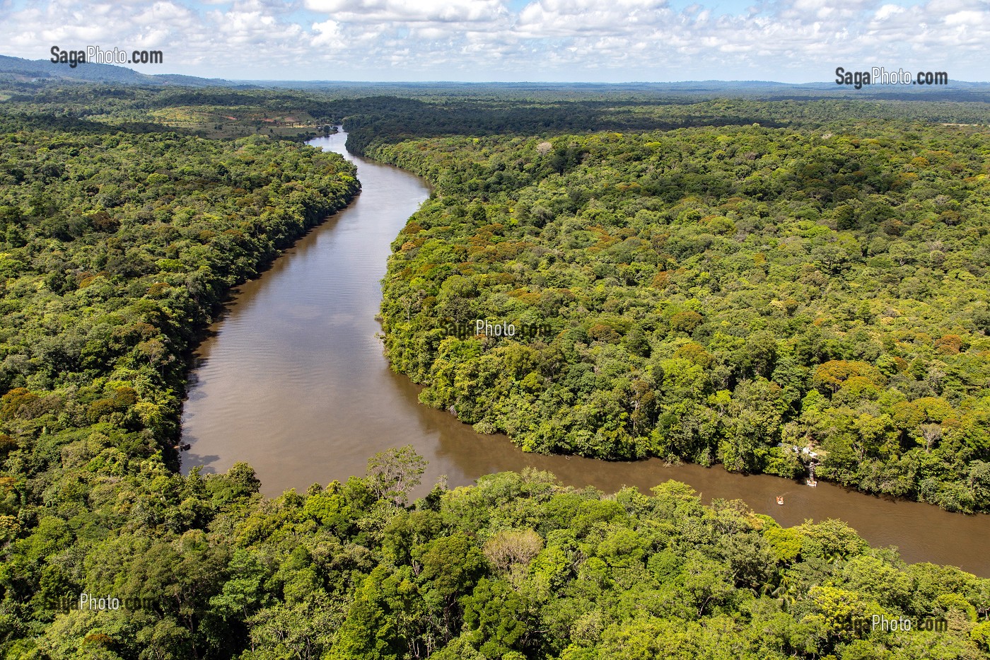 RIVIERE COMTE AU MILIEU DE LA FORET AMAZONIENNE, ROURA, GUYANE FRANCAISE, DEPARTEMENT-REGION D'OUTRE-MER, AMERIQUE DU SUD, FRANCE 