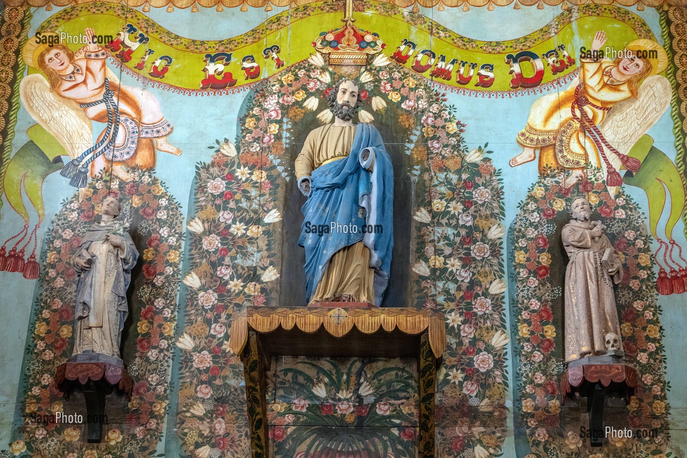 LE CHOEUR DE L'EGLISE SAINT-JOSEPH, LES PEINTURES INTERIEURES SONT REALISEES PAR LE BAGNARD HUGUET PEINTRE-ARTISAN DE SON METIER, IRACOUBO, GUYANE FRANCAISE, DEPARTEMENT-REGION D'OUTRE-MER, AMERIQUE DU SUD, FRANCE 