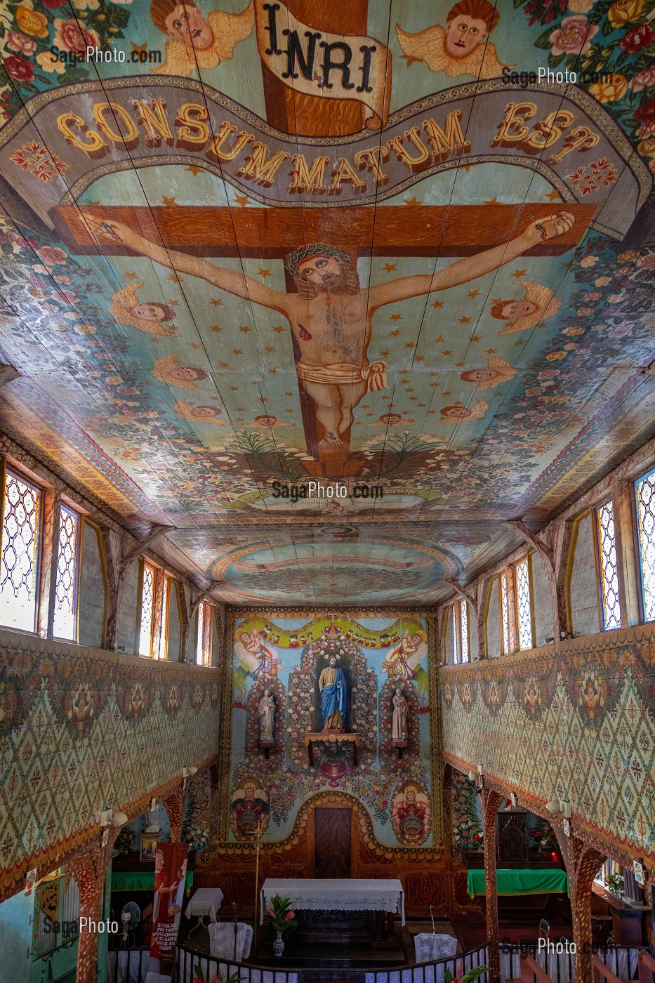 EGLISE SAINT-JOSEPH, LES PEINTURES INTERIEURES SONT REALISEES PAR LE BAGNARD HUGUET PEINTRE-ARTISAN DE SON METIER, IRACOUBO, GUYANE FRANCAISE, DEPARTEMENT-REGION D'OUTRE-MER, AMERIQUE DU SUD, FRANCE 