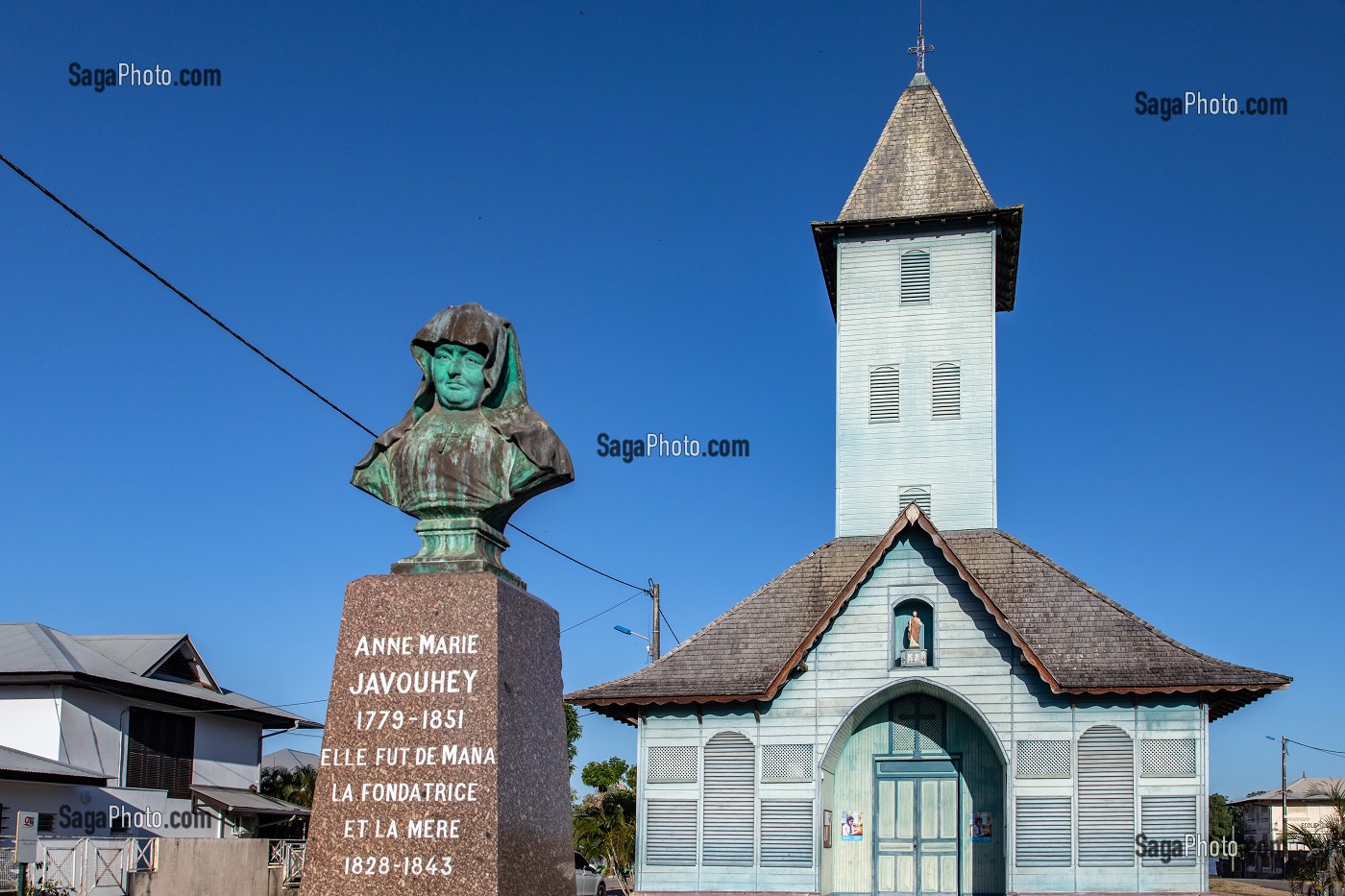 EGLISE SAINT-JOSEPH (CONSTRUCTION CREOLE EN BOIS) ET STATUE DE ANNE-MARIE JAVOUHEY (1779-1851) FONDATRICE DE LA VILLE, MANA, GUYANE FRANCAISE, DEPARTEMENT-REGION D'OUTRE-MER, AMERIQUE DU SUD, FRANCE 