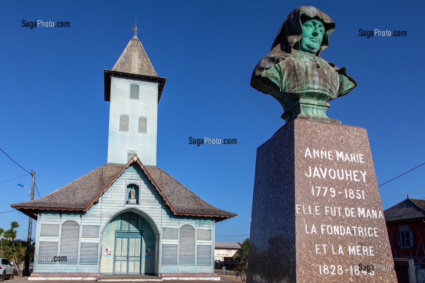 EGLISE SAINT-JOSEPH (CONSTRUCTION CREOLE EN BOIS) ET STATUE DE ANNE-MARIE JAVOUHEY (1779-1851) FONDATRICE DE LA VILLE, MANA, GUYANE FRANCAISE, DEPARTEMENT-REGION D'OUTRE-MER, AMERIQUE DU SUD, FRANCE 