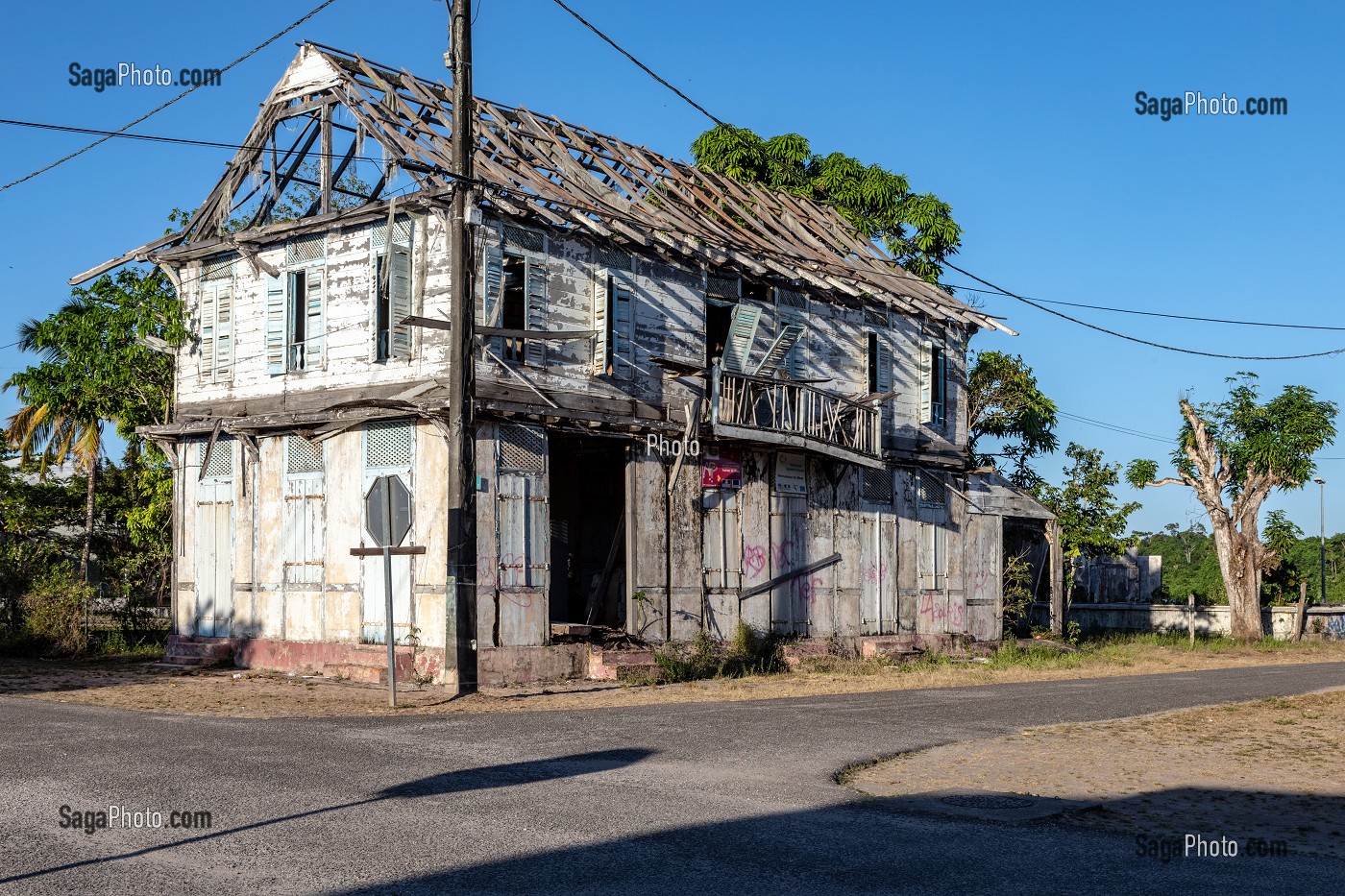MAISON CREOLE TRADITIONNELLE EN BOIS A L'ABANDON, MANA, GUYANE FRANCAISE, DEPARTEMENT-REGION D'OUTRE-MER, AMERIQUE DU SUD, FRANCE 