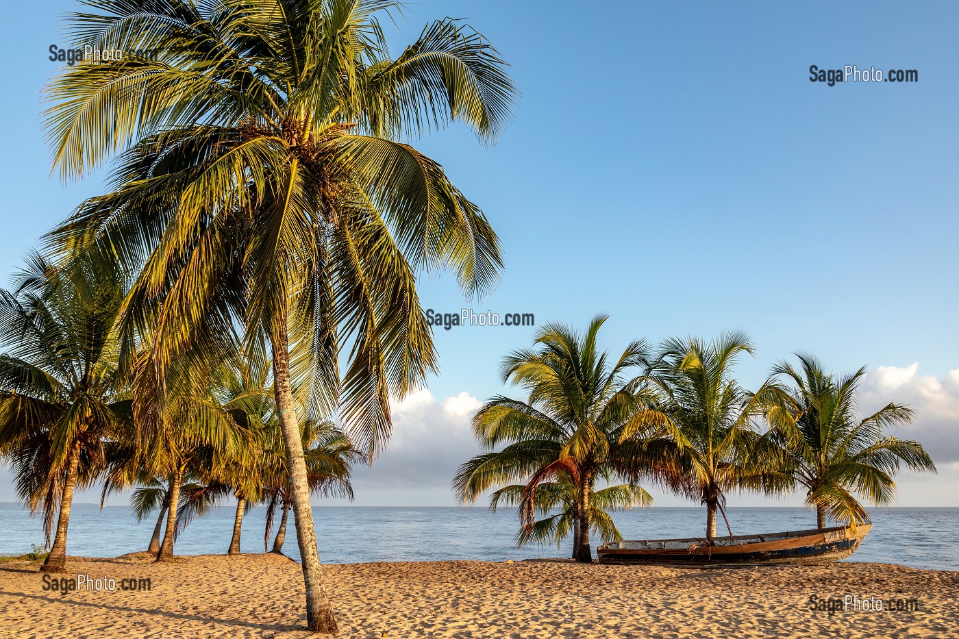 LES HATTES, PLAGE DE SABLE DU NORD A L'EMBOUCHURE DU MARONI, VILLAGE AMERINDIEN DE AWARA, RESERVE NATURELLE DE L'AMANA, COMMUNE DE MANA, GUYANE FRANCAISE, DEPARTEMENT-REGION D'OUTRE-MER, AMERIQUE DU SUD, FRANCE 