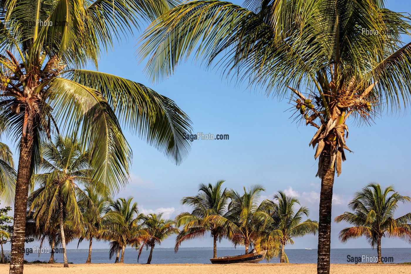 LES HATTES, PLAGE DE SABLE DU NORD A L'EMBOUCHURE DU MARONI, VILLAGE AMERINDIEN DE AWARA, RESERVE NATURELLE DE L'AMANA, COMMUNE DE MANA, GUYANE FRANCAISE, DEPARTEMENT-REGION D'OUTRE-MER, AMERIQUE DU SUD, FRANCE 