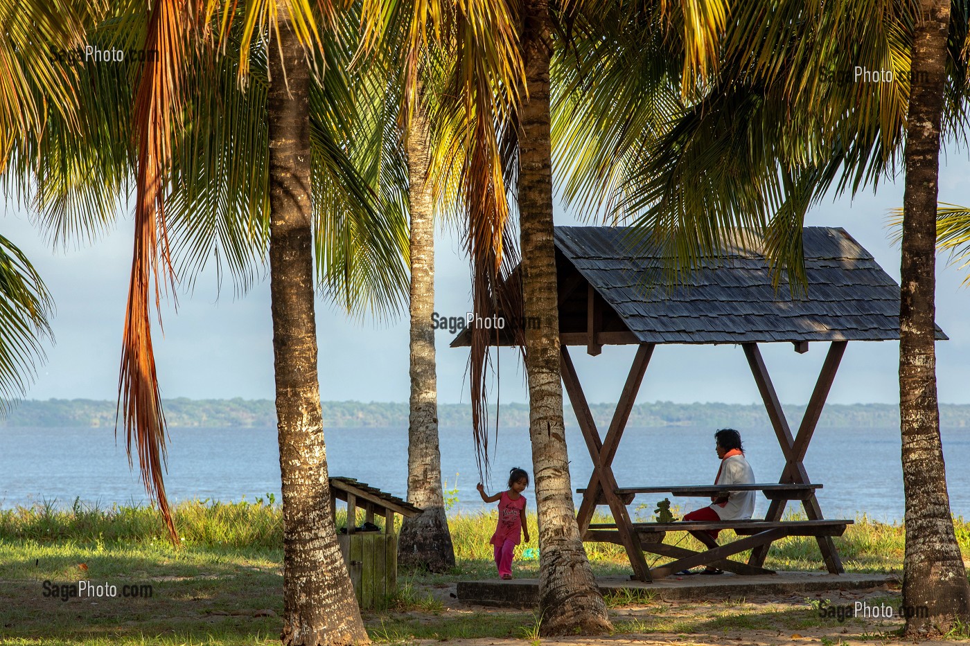 LES HATTES, CARBET SUR LA PLAGE A L'EMBOUCHURE DU MARONI, VILLAGE AMERINDIEN DE AWARA, RESERVE NATURELLE DE L'AMANA, COMMUNE DE MANA, GUYANE FRANCAISE, DEPARTEMENT-REGION D'OUTRE-MER, AMERIQUE DU SUD, FRANCE 