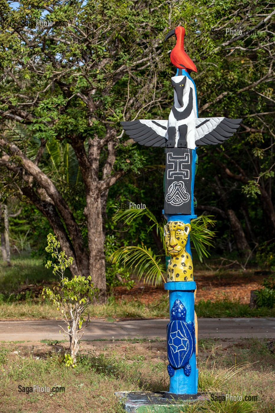 TOTEM DES ANIMAUX EMBLEMATIQUES DE LA GUYANE (IBIS ROUGE, HARPIE FEROCE, JAGUAR, TORTUE), VILLAGE AMERINDIEN DE AWARA, RESERVE NATURELLE DE L'AMANA, COMMUNE DE MANA, GUYANE FRANCAISE, DEPARTEMENT-REGION D'OUTRE-MER, AMERIQUE DU SUD, FRANCE 