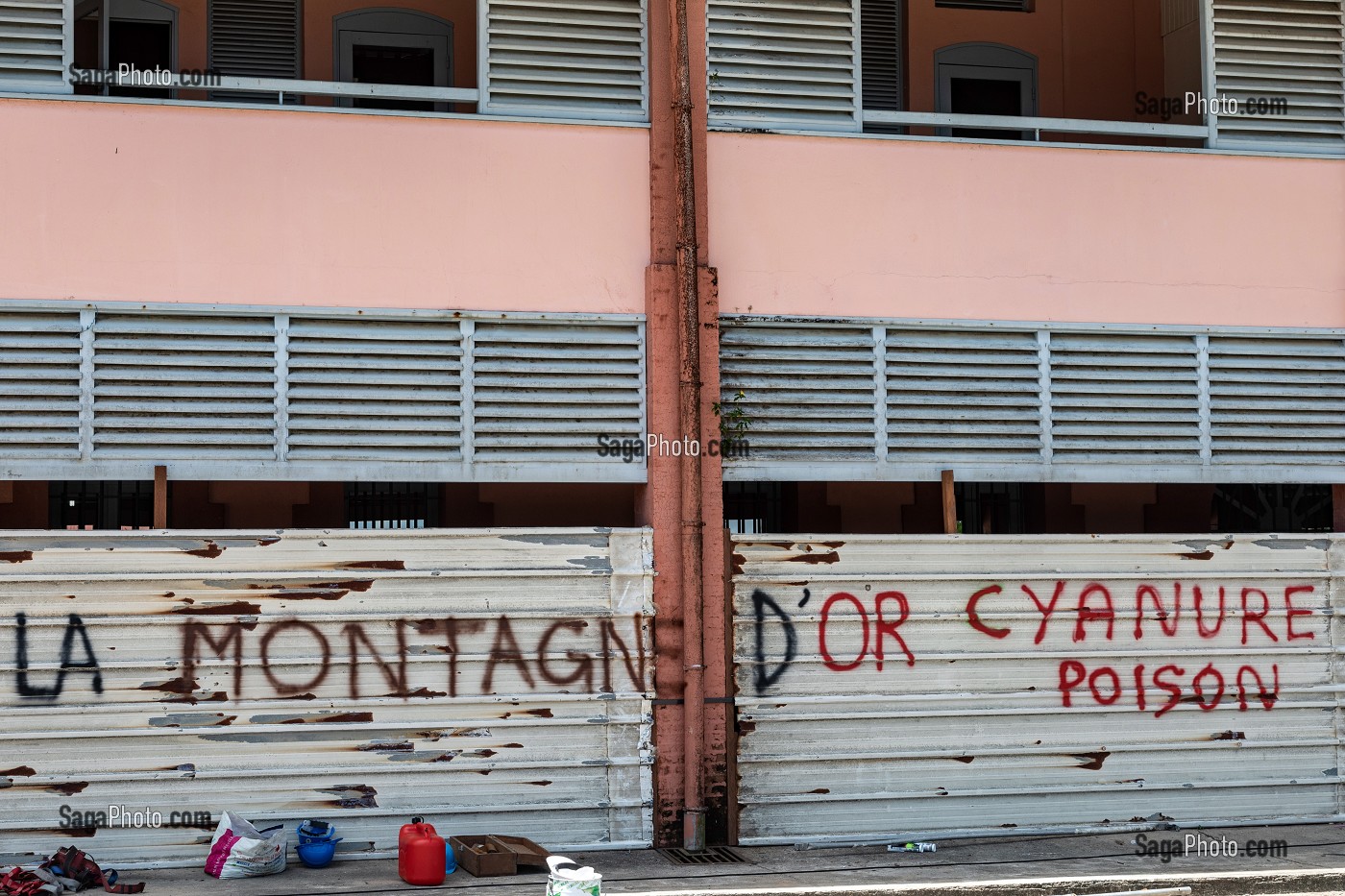 INSCRIPTION POUR DENONCER LE PROJET DE LA MONTAGNE D'OR ET LA POLLUTION AU CYANURE POISON, SAINT-LAURENT DU MARONI, GUYANE FRANCAISE, DEPARTEMENT-REGION D'OUTRE-MER, AMERIQUE DU SUD, FRANCE 