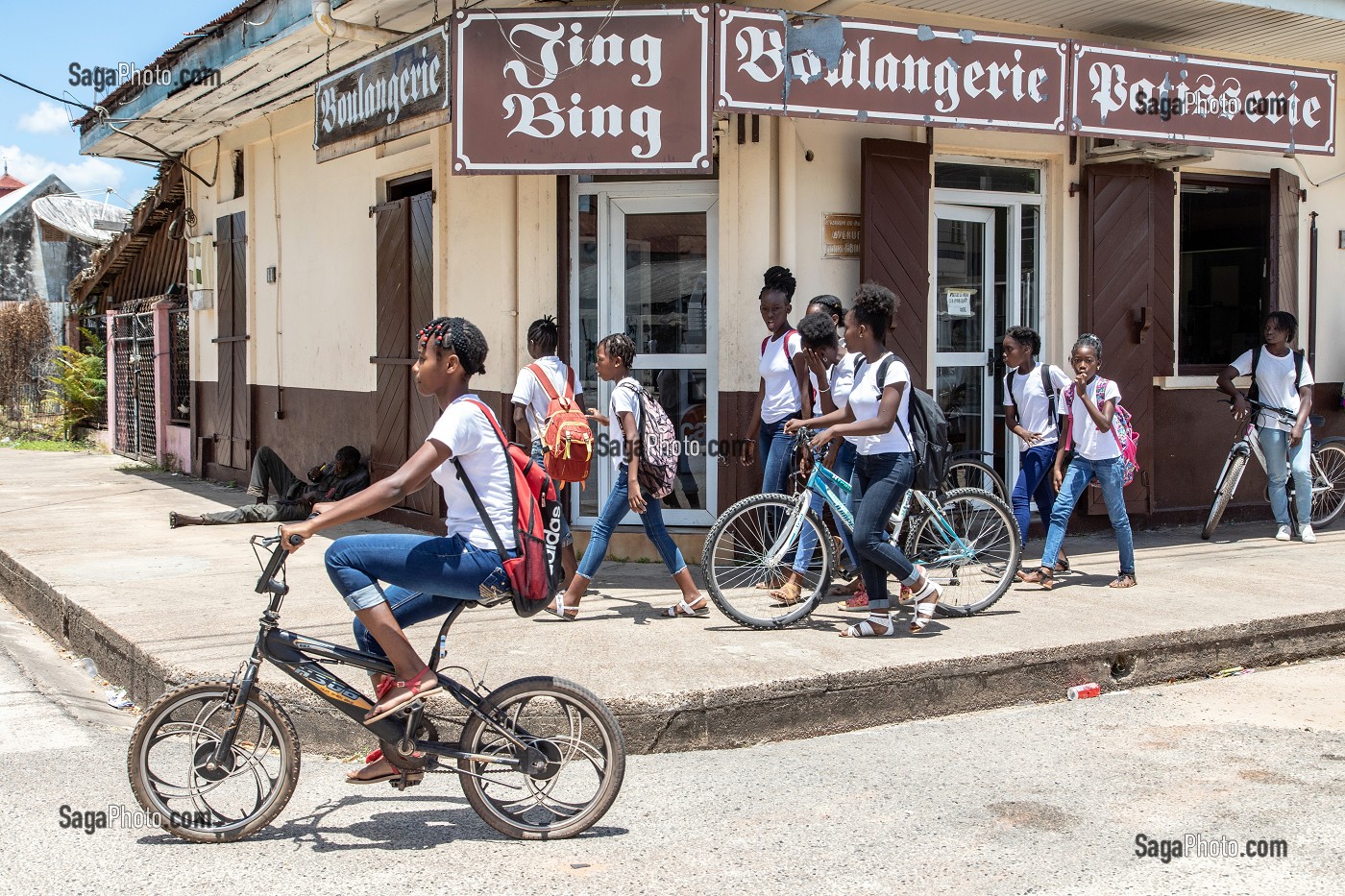 ECOLIERS TOUS HABILLES AUX MEMES COULEURS DEVANT UNE BOULANGERIE, SCENE DE RUE, SAINT-LAURENT DU MARONI, GUYANE FRANCAISE, DEPARTEMENT-REGION D'OUTRE-MER, AMERIQUE DU SUD, FRANCE 