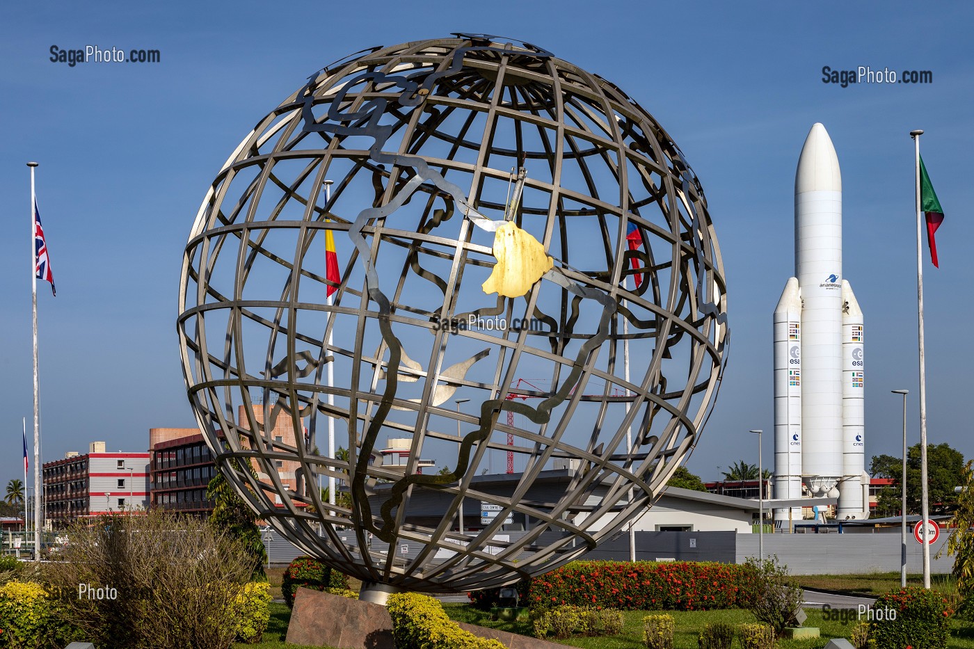 GLOBE TERRESTRE ET FUSEE ARIANE 5 À L'ECHELLE 1 À L'ENTREE DU CNES (CENTRE NATIONAL D'ETUDES SPATIALES), KOUROU, GUYANE FRANCAISE, DEPARTEMENT-REGION D'OUTRE-MER, AMERIQUE DU SUD, FRANCE 