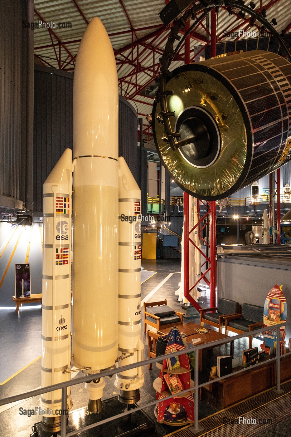 FUSEE ARIANE 5 ET SATELLITES, MUSEE DE L'ESPACE, CNES (CENTRE NATIONAL D'ETUDES SPATIALES), KOUROU, GUYANE FRANCAISE, DEPARTEMENT-REGION D'OUTRE-MER, AMERIQUE DU SUD, FRANCE 