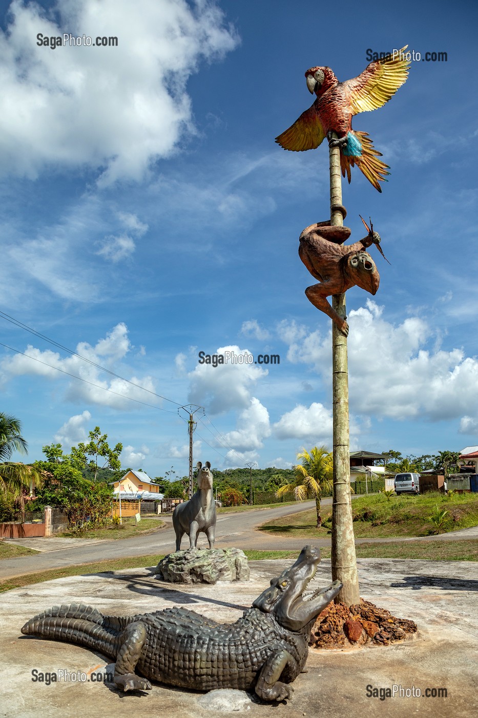 ANIMAUX EMBLEMATIQUES DE GUYANE, (MACAW, CAIMAN, TAPIR, SINGE HURLEUR), ROND-POINT DE ROURA, GUYANE FRANCAISE, DEPARTEMENT-REGION D'OUTRE-MER, AMERIQUE DU SUD, FRANCE 