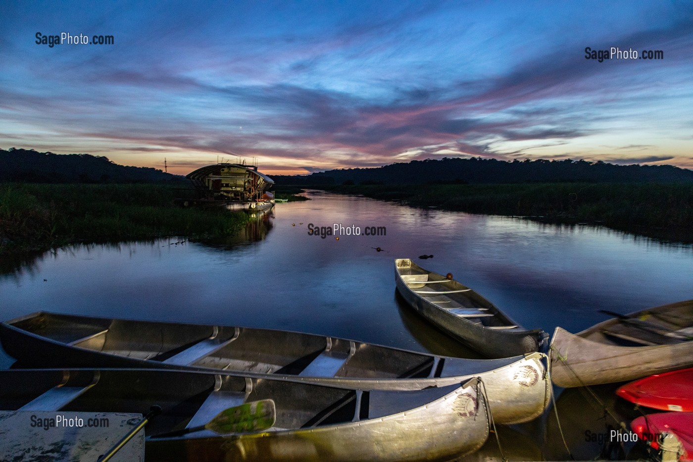 CANOES AU COUCHER DE SOLEIL, ECO LODGE FLOTTANT DE JAL VOYAGES DANS LA RESERVE NATURELLE DU MARAIS DE KAW, ROURA, GUYANE FRANCAISE, DEPARTEMENT-REGION D'OUTRE-MER, AMERIQUE DU SUD, FRANCE 