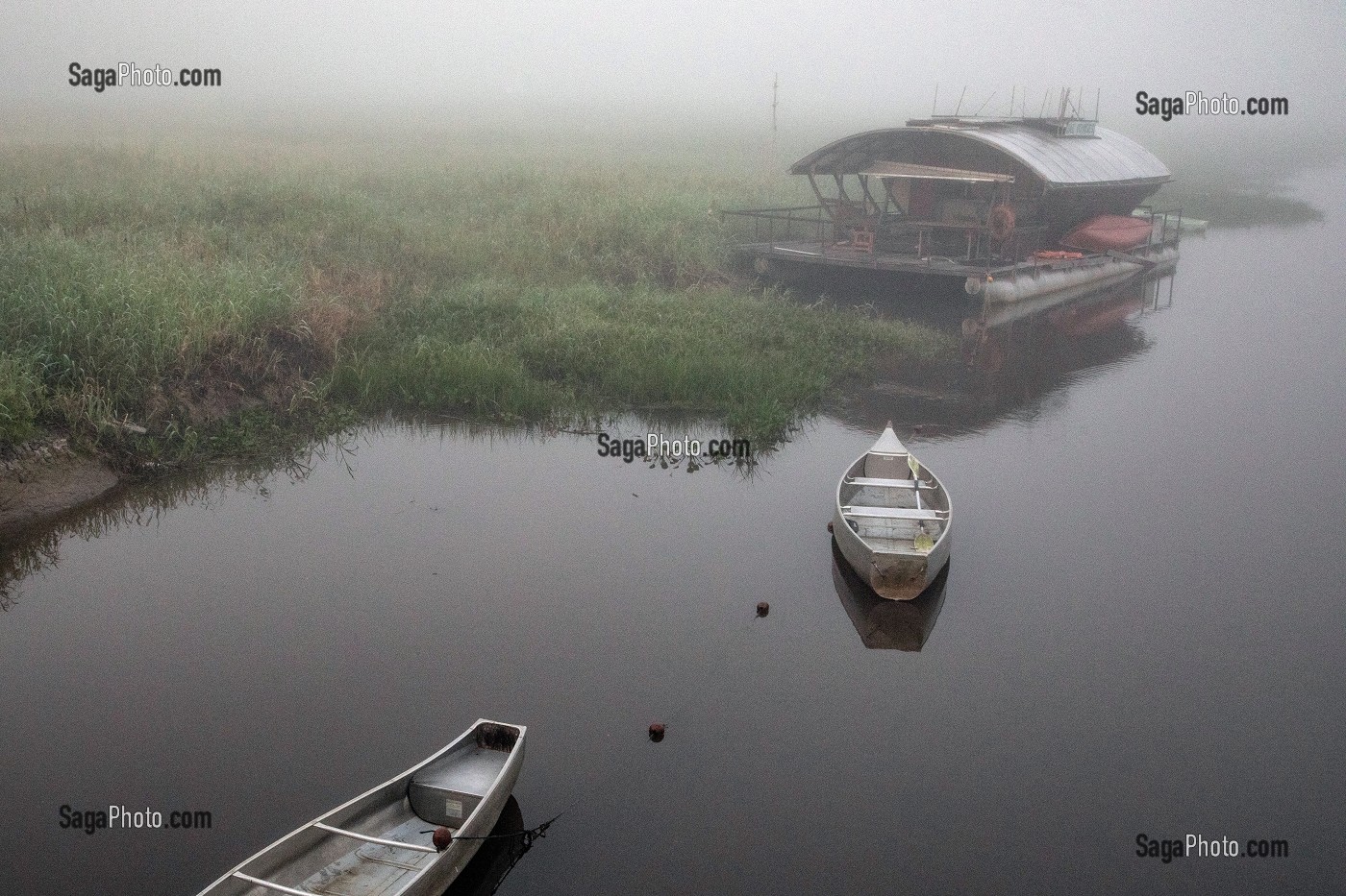 CANOES DANS LA BRUME DU MATIN, ECO LODGE FLOTTANT DE JAL VOYAGES DANS LA RESERVE NATURELLE DU MARAIS DE KAW, ROURA, GUYANE FRANCAISE, DEPARTEMENT-REGION D'OUTRE-MER, AMERIQUE DU SUD, FRANCE 