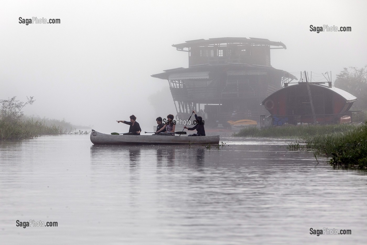 BALADE EN CANOE DANS LA BRUME DU MATIN, ECO LODGE FLOTTANT DE JAL VOYAGES DANS LA RESERVE NATURELLE DU MARAIS DE KAW, ROURA, GUYANE FRANCAISE, DEPARTEMENT-REGION D'OUTRE-MER, AMERIQUE DU SUD, FRANCE 