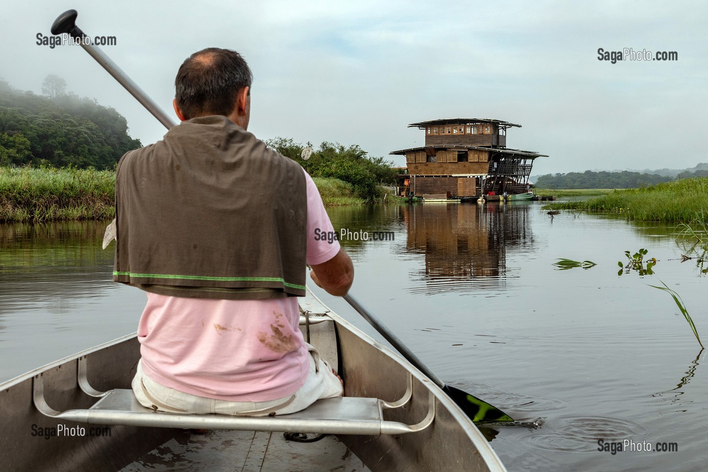 BALADE EN CANOE DEVANT L'ECO LODGE FLOTTANT DE JAL VOYAGES DANS LA RESERVE NATURELLE DU MARAIS DE KAW, ROURA, GUYANE FRANCAISE, DEPARTEMENT-REGION D'OUTRE-MER, AMERIQUE DU SUD, FRANCE 