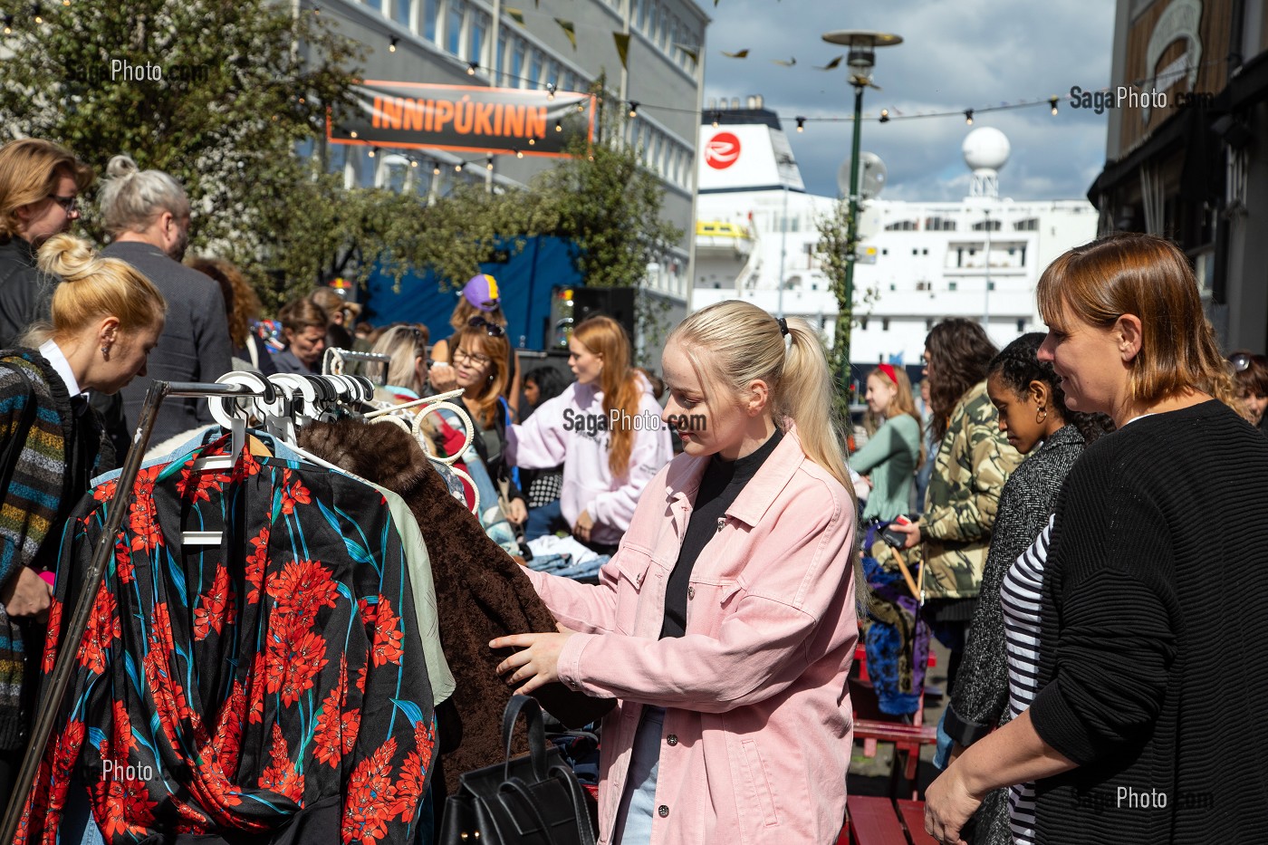 MARCHE AUX PUCES DE VETEMENTS PRES DU PORT, REYKJAVIK, ISLANDE 