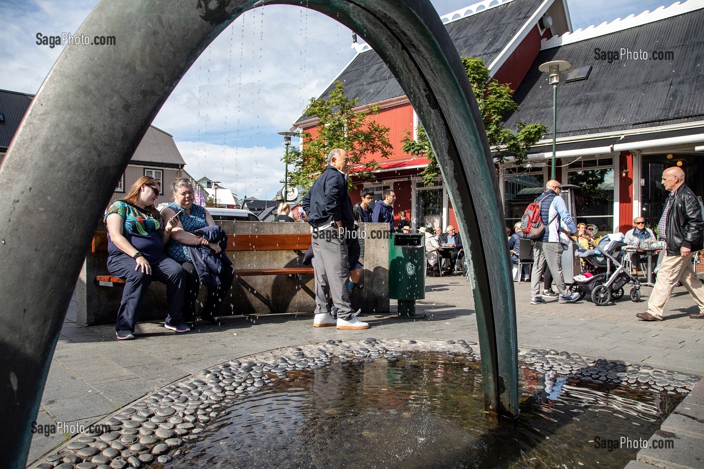 FONTAINE ET TERRASSE DE RESTAURANT EN CENTRE VILLE, REYKJAVIK, ISLANDE 