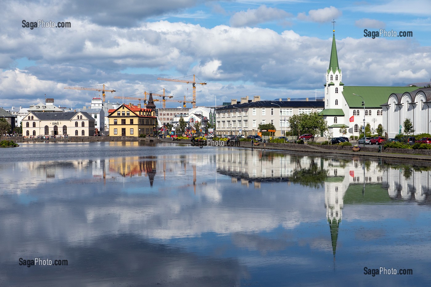 REFLET DE LA VILLE ET DE L'EGLISE FRIKIRKJAN SUR LE LAC TJORNIN, REYKJAVIK, ISLANDE 