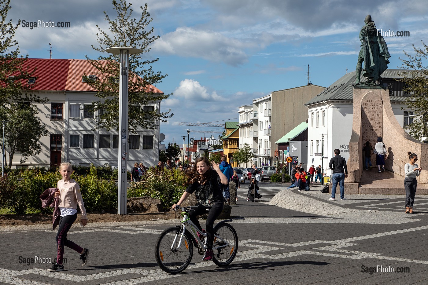 JEUNE FILLE A VELO ET A PIED DEVANT LA STATUE DE LEIFUR ERIKSSON, REYKJAVIK, ISLANDE 