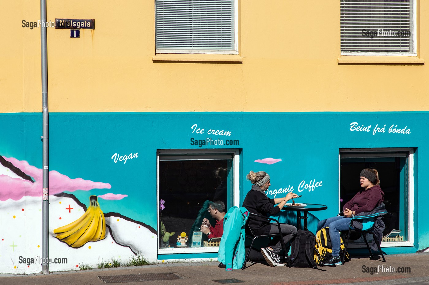 COUPLE DE FEMME DEGUSTANT UNE GLACE VEGAN DANS LE RESTAURANT LE JUYLATO, REYKJAVIK, ISLANDE 