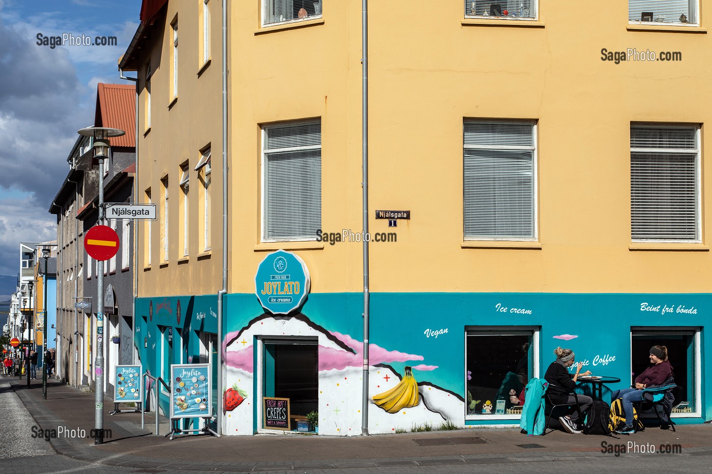 UN COUPLE DE FEMME DEGUSTANT UNE GLACE VEGAN DANS LE RESTAURANT LE JUYLATO, REYKJAVIK, ISLANDE 