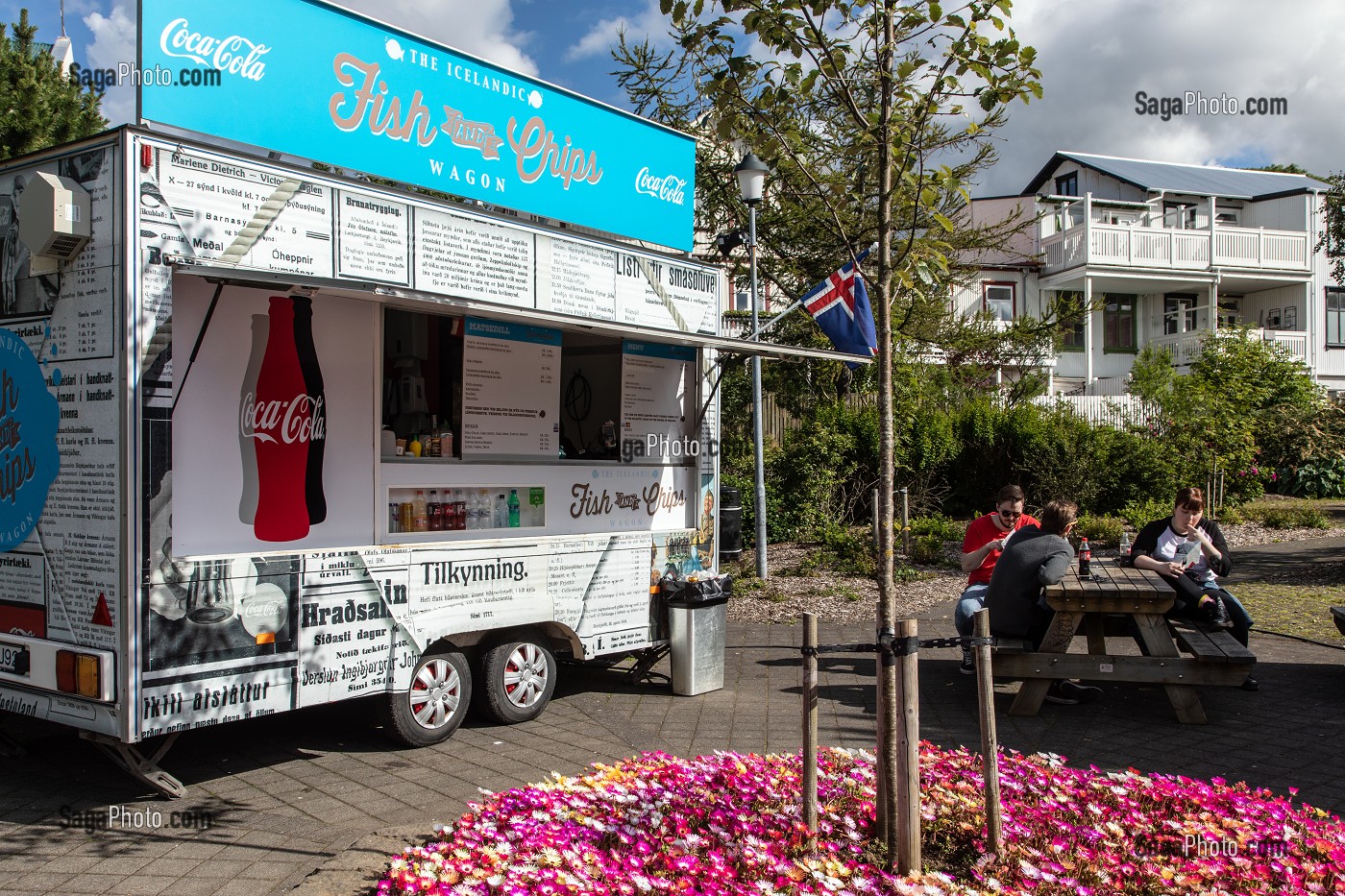 PERSONNES AU FOOD TRUCK FISH AND CHIPS, REYKJAVIK, ISLANDE 