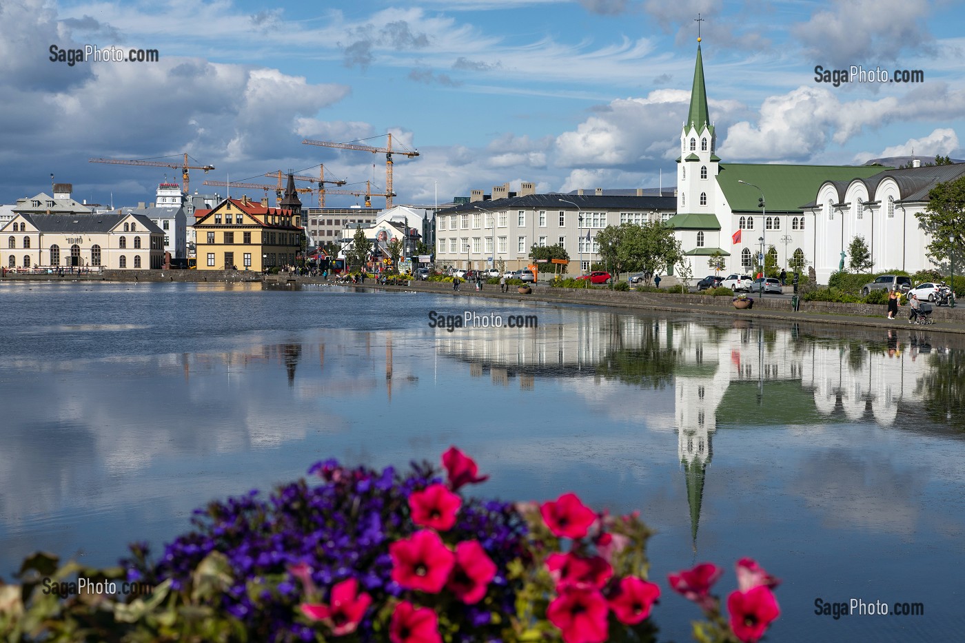 REFLET DE LA VILLE ET DE L'EGLISE FRIKIRKJAN SUR LE LAC TJORNIN, REYKJAVIK, ISLANDE 