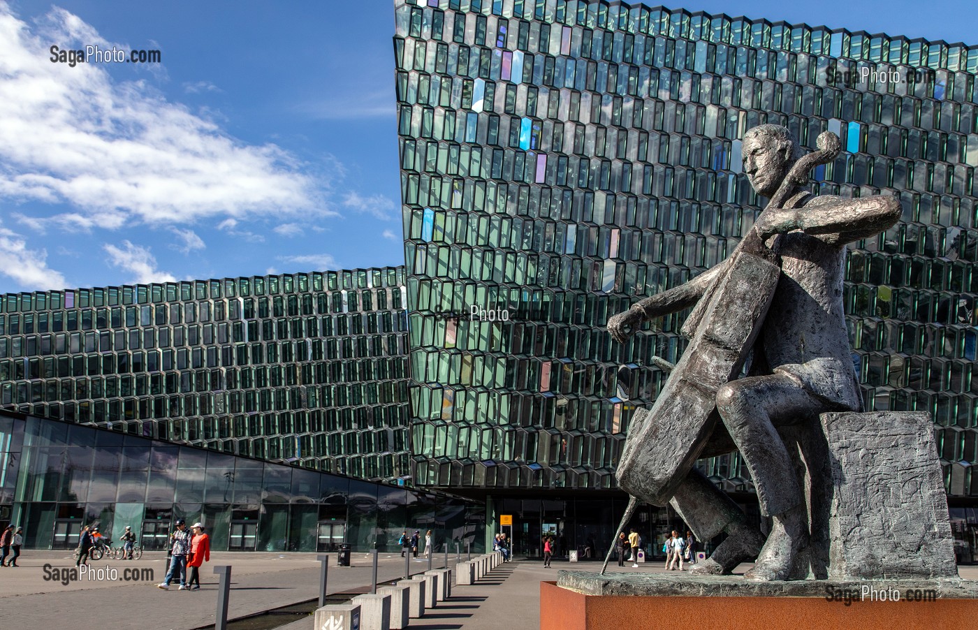 SCULPTURE DU VIOLONCELLISTE DANOIS ERLING BLONDAL BENGTSSON DU SCULPTEUR OLOF PALSDOTTIR, FACADE DU CENTRE CULTUREL HARPA, SALLE DE CONCERT ET OPERA NATIONAL, CENTRE DES CONGRES, ARCHITECTE HENNING LARSEN ET OLAFUR ELIASSON, REYKJAVIK, ISLANDE 