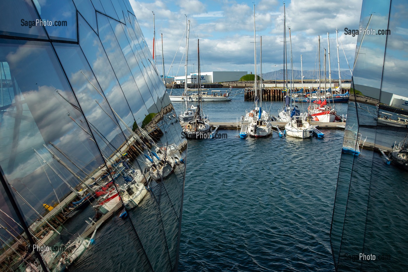 PORT DE PLAISANCE DEVANT LE CENTRE CULTUREL HARPA, SALLE DE CONCERT ET OPERA NATIONAL, CENTRE DES CONGRES, ARCHITECTE HENNING LARSEN ET OLAFUR ELIASSON, REYKJAVIK, ISLANDE 