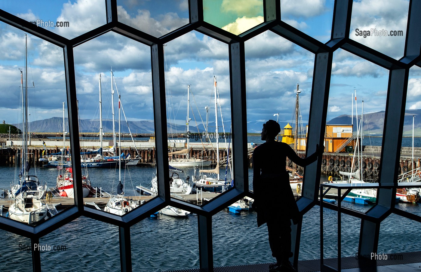 FEMME DEVANT LE CENTRE CULTUREL HARPA FACE AU PORT DE PLAISANCE, SALLE DE CONCERT ET OPERA NATIONAL, CENTRE DES CONGRES, ARCHITECTE HENNING LARSEN ET OLAFUR ELIASSON, REYKJAVIK, ISLANDE 