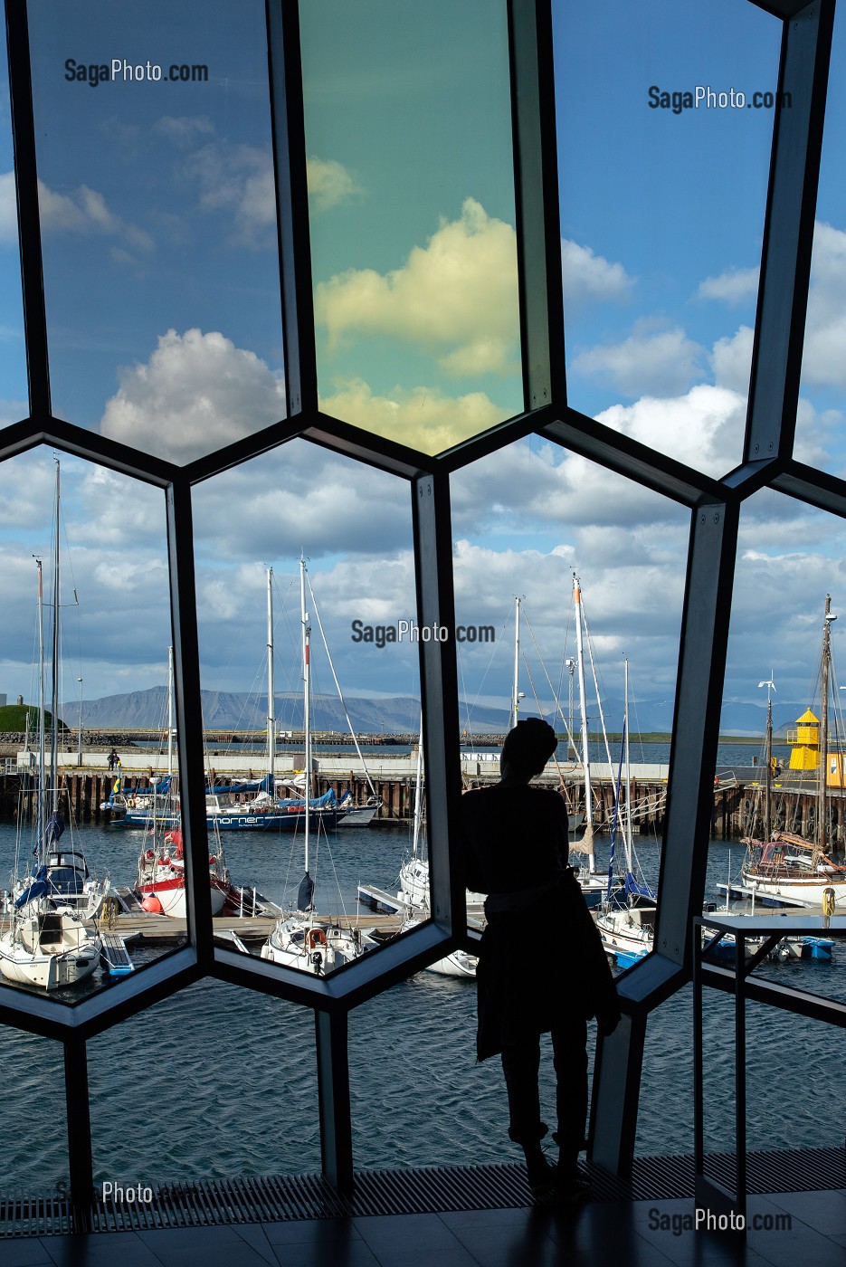 FEMME DEVANT LE CENTRE CULTUREL HARPA FACE AU PORT DE PLAISANCE, SALLE DE CONCERT ET OPERA NATIONAL, CENTRE DES CONGRES, ARCHITECTE HENNING LARSEN ET OLAFUR ELIASSON, REYKJAVIK, ISLANDE 