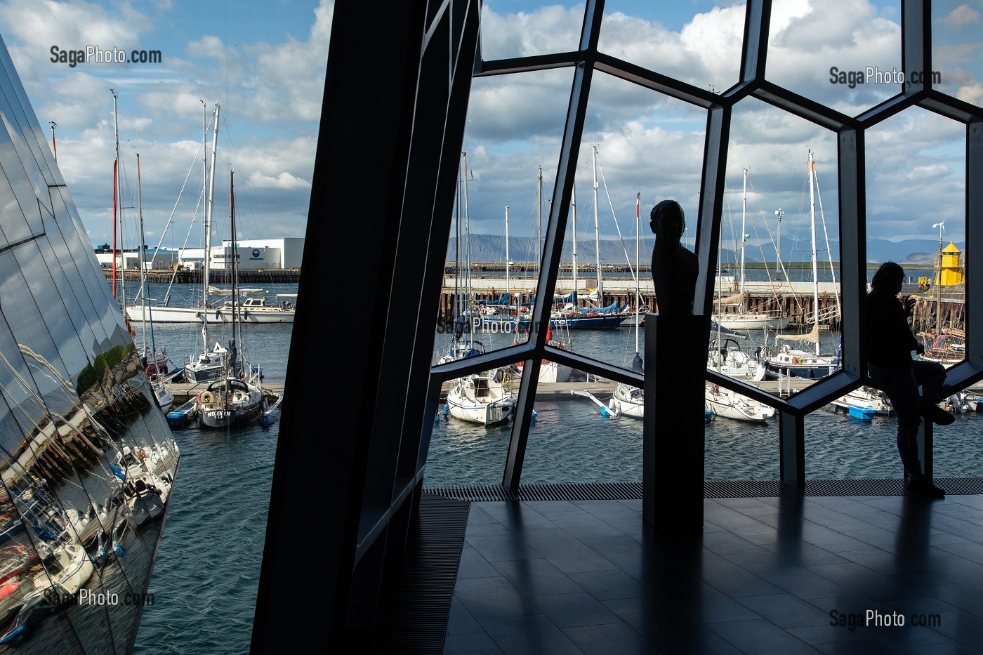 FEMME DEVANT LE CENTRE CULTUREL HARPA FACE AU PORT DE PLAISANCE, SALLE DE CONCERT ET OPERA NATIONAL, CENTRE DES CONGRES, ARCHITECTE HENNING LARSEN ET OLAFUR ELIASSON, REYKJAVIK, ISLANDE 