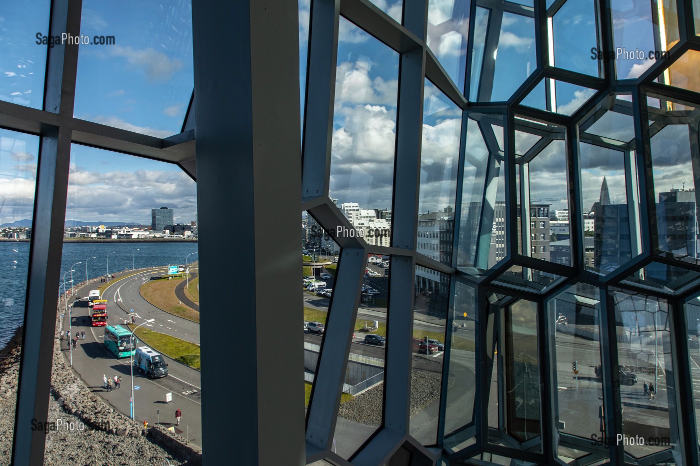 VUE DE LA VILLE DEPUIS LE CENTRE CULTUREL HARPA, SALLE DE CONCERT ET OPERA NATIONAL, CENTRE DES CONGRES, ARCHITECTE HENNING LARSEN ET OLAFUR ELIASSON, REYKJAVIK, ISLANDE 