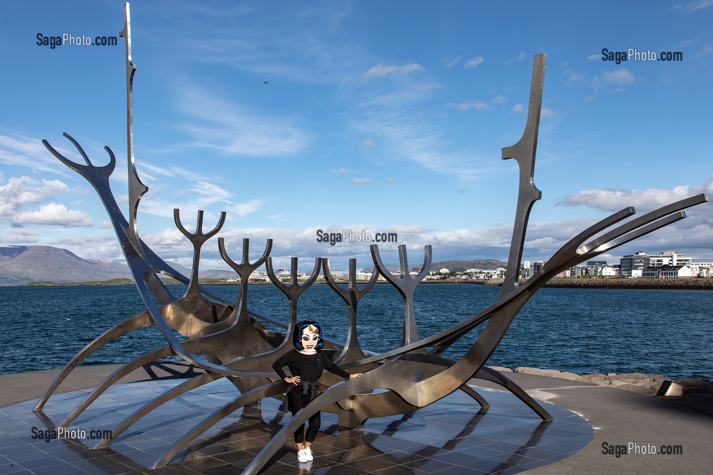 JEUNE FEMME QUI POSE DEVANT LE SOLFAR (BATEAU VIKING), DE REVE QUI S'ENVOLE VERS LE SOLEIL, REYKJAVIK, ISLANDE 