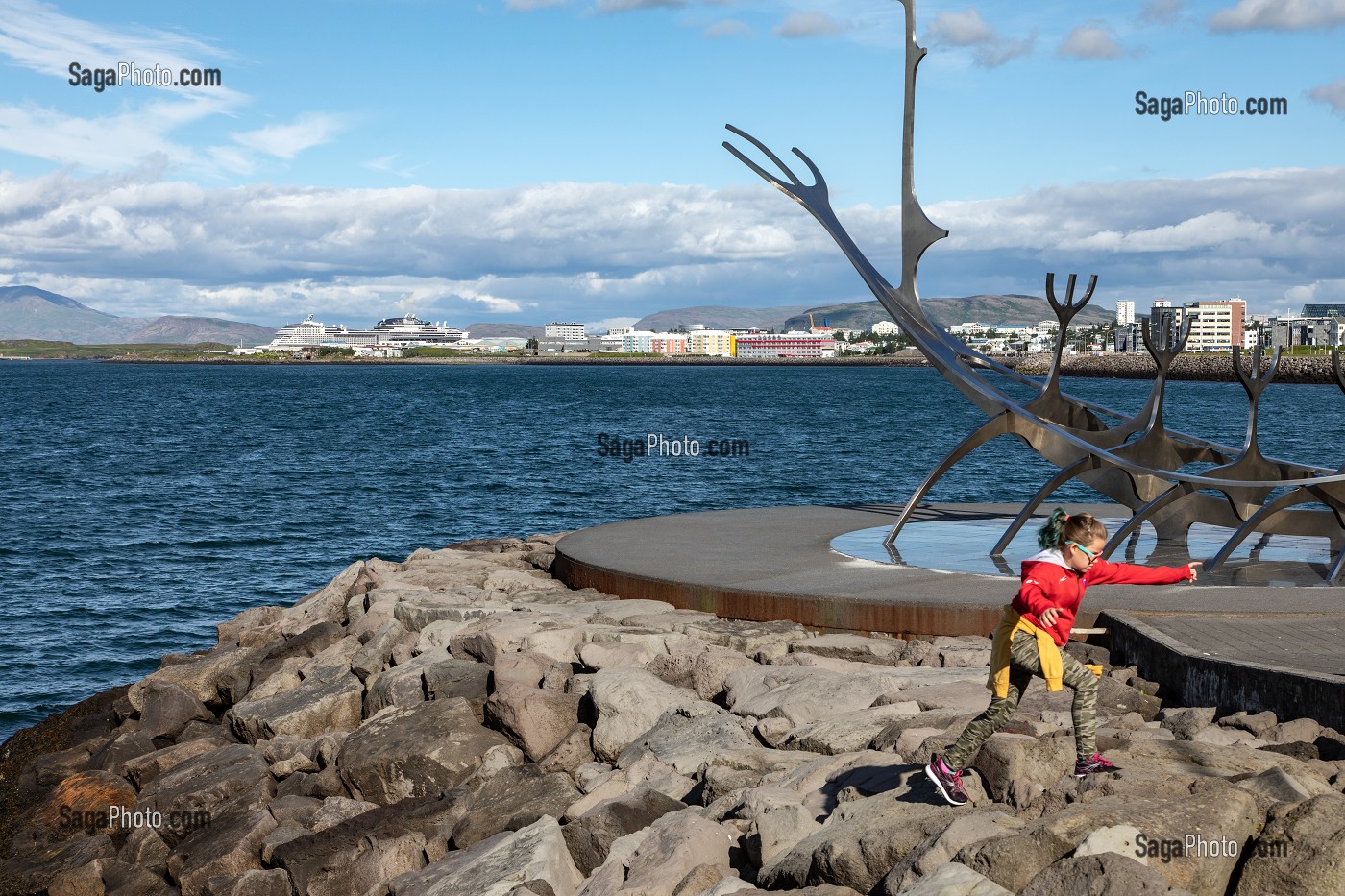 JEUNE FILLE COURANT DEVANT LE SOLFAR, (BATEAU VIKING) DE REVE QUI S'ENVOLE VERS LE SOLEIL, REYKJAVIK, ISLANDE 