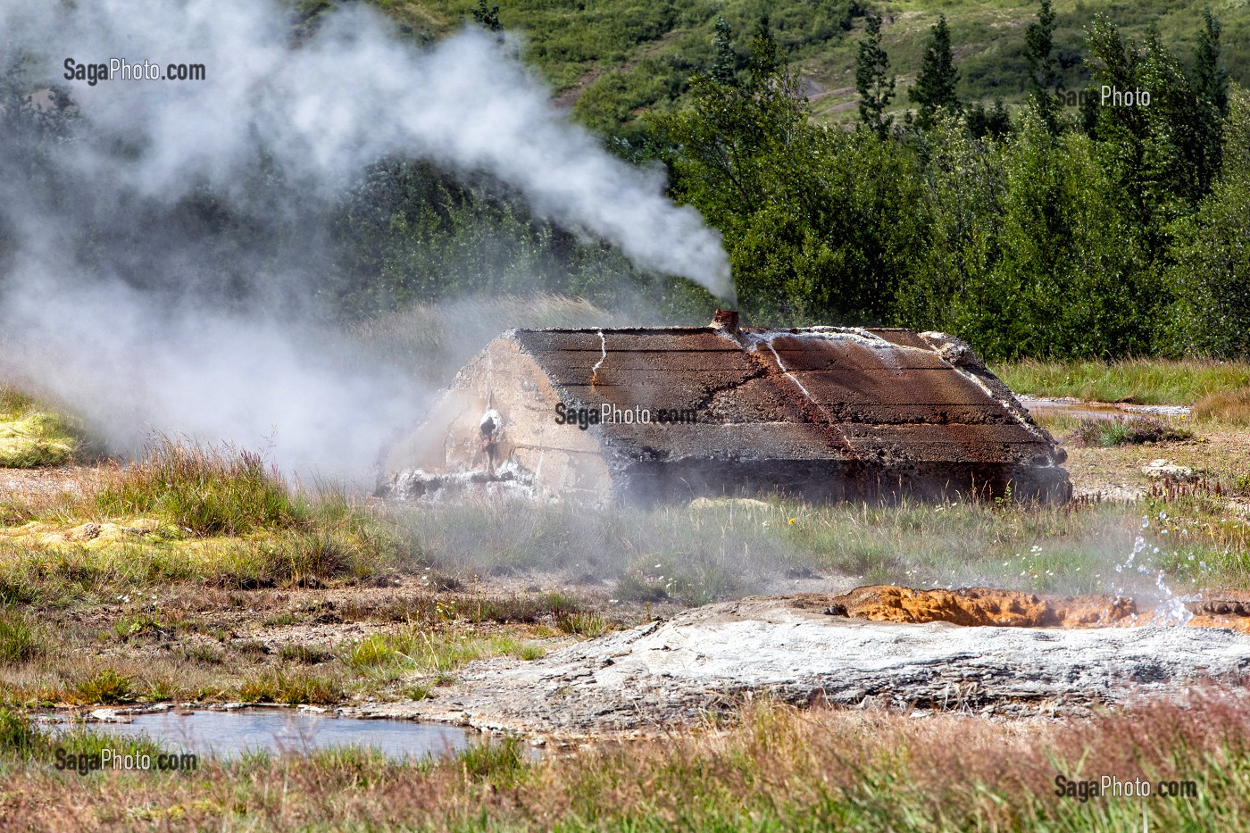 EVACUATION DE VAPEUR D'EAU POUR L'ALIMENTATION EN GEOTHERMIE DU RESTAURANT DU CELEBRE SITE DE GEYSIR, CERCLE D'OR, GOLDEN CIRCLE, SUD-OUEST DE L'ISLANDE 