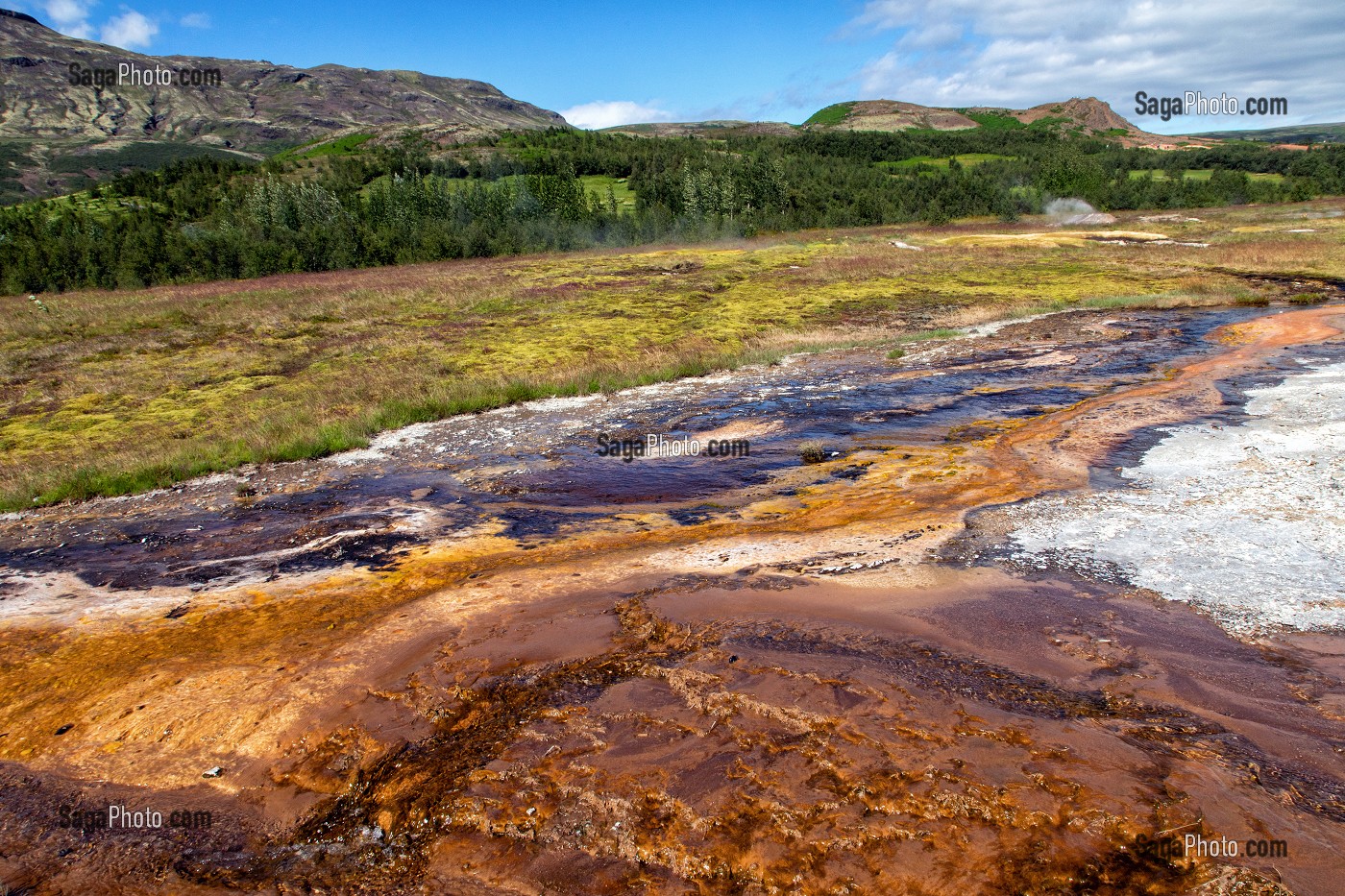 PAYSAGE COLORE, SOURCE D'EAU CHAUDE SUR LE SITE DE GEYSIR, CERCLE D'OR, GOLDEN CIRCLE, SUD-OUEST DE L'ISLANDE 