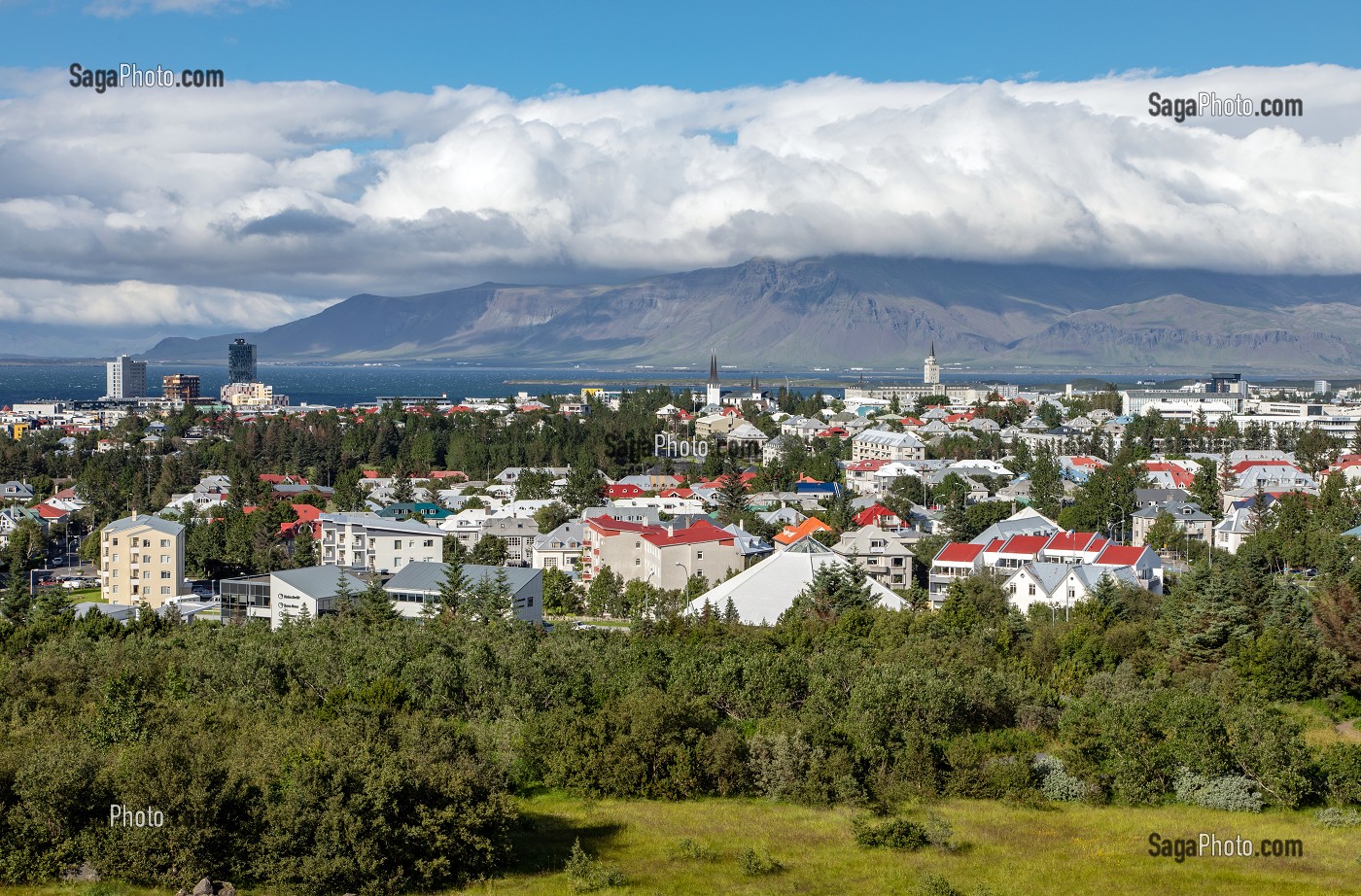 VUE SUR LA VILLE ET LES MONTAGNES DEPUIS LA TERRASSE DU RESTAURANT LE PERLAN, REYKJAVIK, ISLANDE 