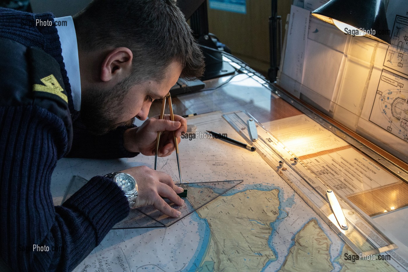 PREPARATION DES CARTES DE NAVIGATION AVEC LE COMPA, OFFICIER DE QUART, BATEAU ASTORIA AU LARGE DE L'ISLANDE 