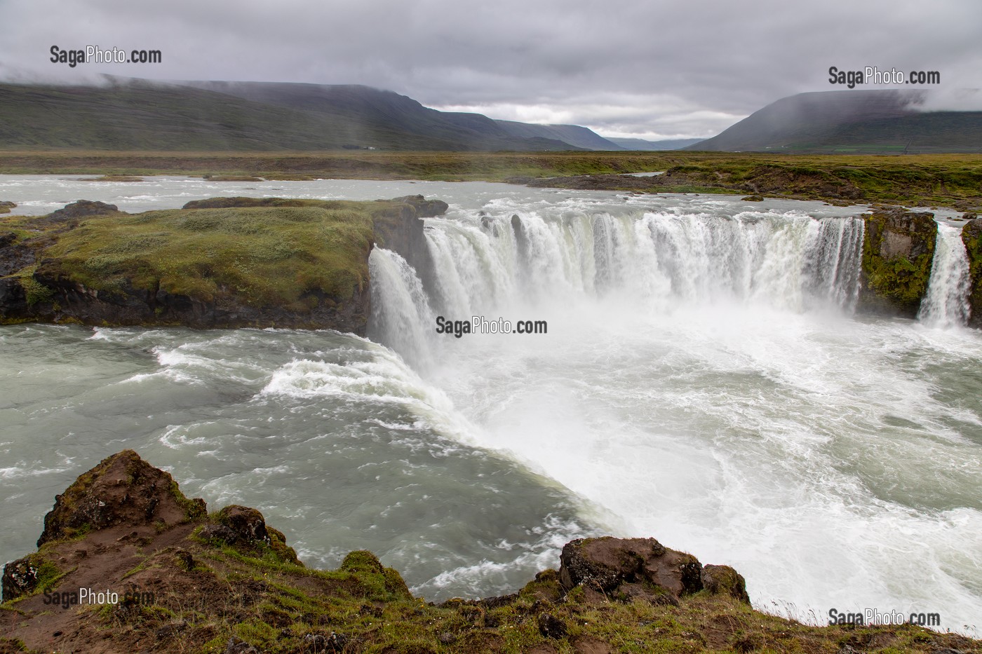 CASCADE DE GODAFOSS (CASCADE DES DIEUX) SOUS UN CIEL MENACANT, REGION DE MYVATN, ISLANDE 