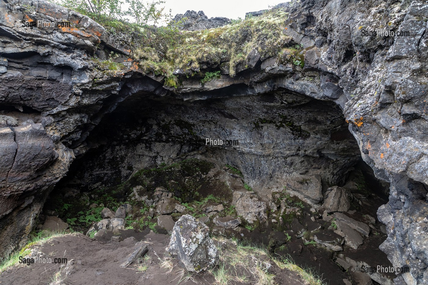 LA ROUTE DU VOLCANISME, FORMATION DE LAVES (LES CHATEAUX NOIRS), REGION DE MYVATN, ISLANDE 