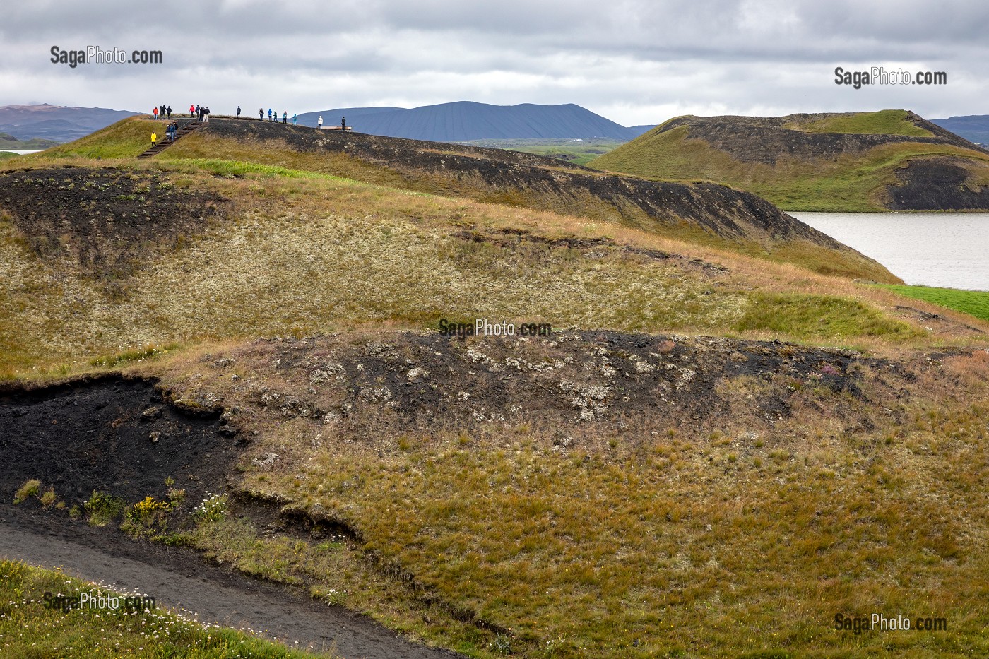 PAYSAGE VOLCANIQUE DE CRATERE SKUTUSTAOIR DEVANT LE LAC DE MYVATN, ISLANDE 