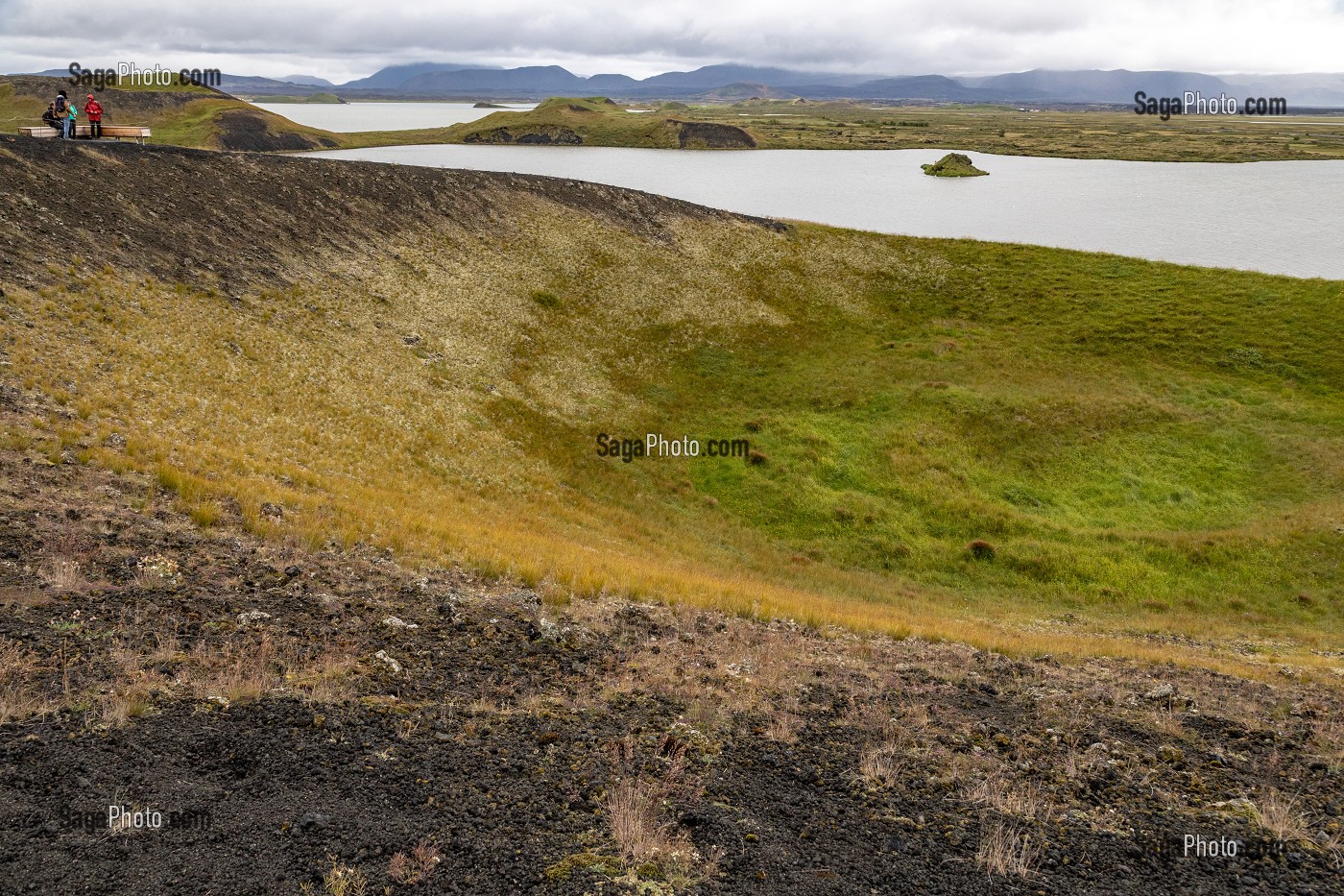 PAYSAGE VOLCANIQUE DE CRATERE SKUTUSTAOIR DEVANT LE LAC DE MYVATN, ISLANDE 