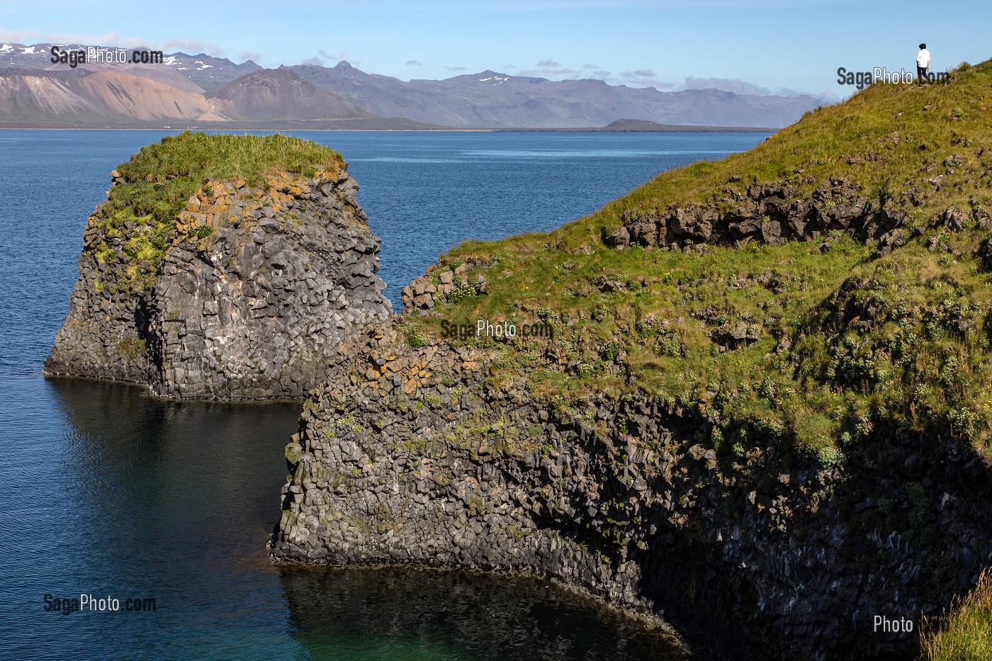 FALAISES DE ROCHES VOLCANIQUES NOIRES, PRESQU'ILE VOLCANIQUE DE GRUNDARFJORDUR, PENINSULE DE SNAEFFELSNES, ARNARSTAPI, ISLANDE 