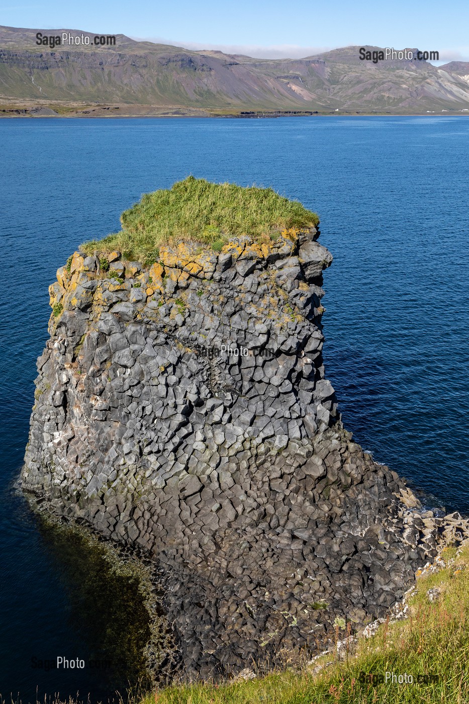 FALAISES DE ROCHES VOLCANIQUES NOIRES, PRESQU'ILE VOLCANIQUE DE GRUNDARFJORDUR, PENINSULE DE SNAEFFELSNES, ARNARSTAPI, ISLANDE 