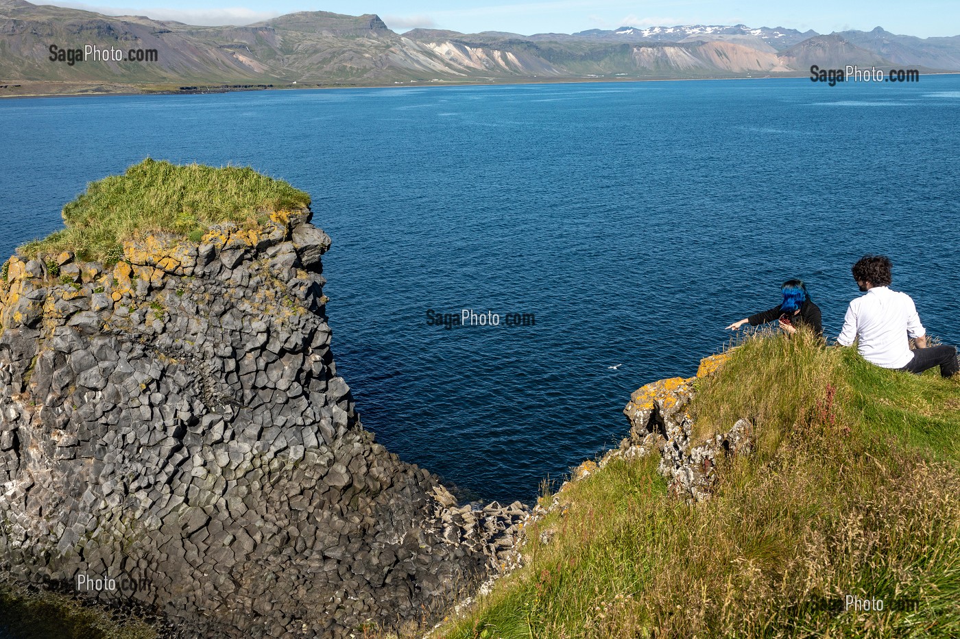 COUPLE SUR LES FALAISES DE ROCHES VOLCANIQUES NOIRES, PRESQU'ILE VOLCANIQUE DE GRUNDARFJORDUR, PENINSULE DE PRESQU'ILE VOLCANIQUE DE GRUNDARFJORDUR, PENINSULE DE SNAEFFELSNES, ARNARSTAPI, ISLANDE 