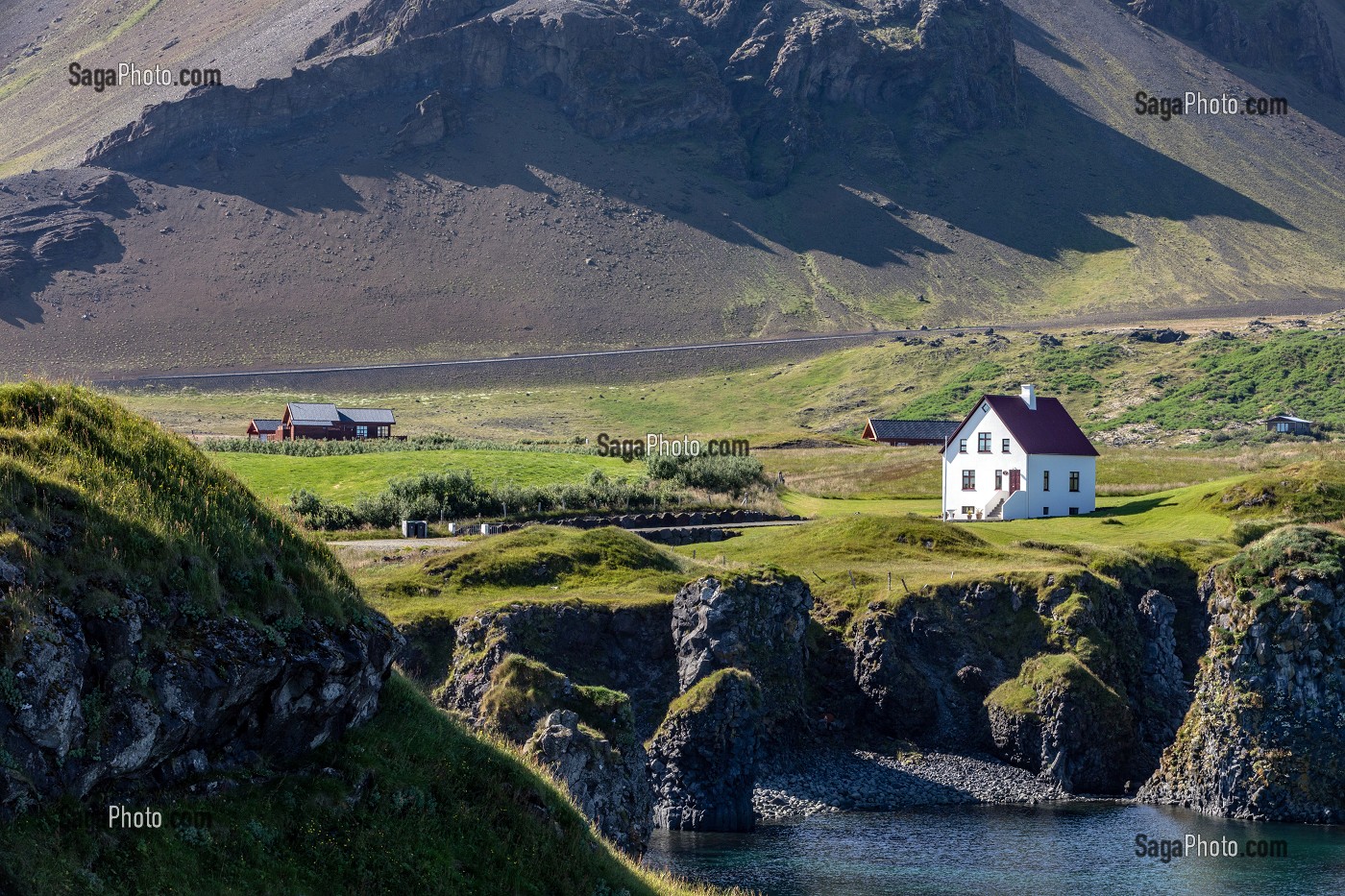 PETITE MAISON BLANCHE DEVANT LES FALAISES DE ROCHES VOLCANIQUES NOIRES, PRESQU'ILE VOLCANIQUE DE GRUNDARFJORDUR, PENINSULE DE SNAEFFELSNES, ARNARSTAPI, ISLANDE 