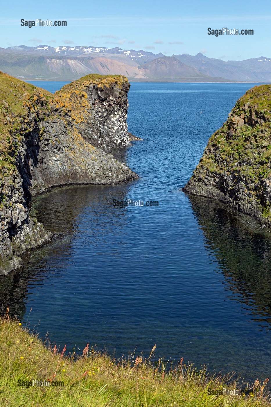 FALAISES DE ROCHES VOLCANIQUES NOIRES, PRESQU'ILE VOLCANIQUE DE GRUNDARFJORDUR, PENINSULE DE SNAEFFELSNES, ARNARSTAPI, ISLANDE 