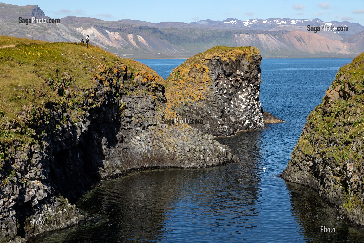 FALAISES DE ROCHES VOLCANIQUES NOIRES, PRESQU'ILE VOLCANIQUE DE GRUNDARFJORDUR, PENINSULE DE SNAEFFELSNES, ARNARSTAPI, ISLANDE 